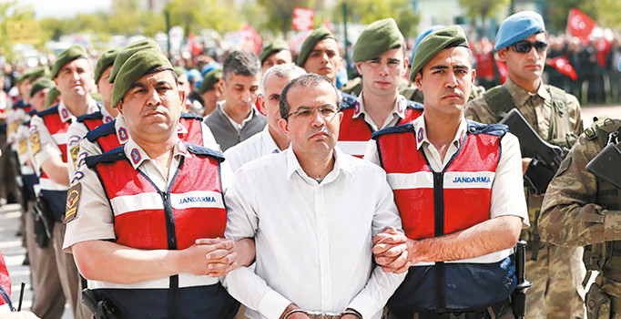 ‘Geri dön ve uç’ emri kumpas mağdurlarına