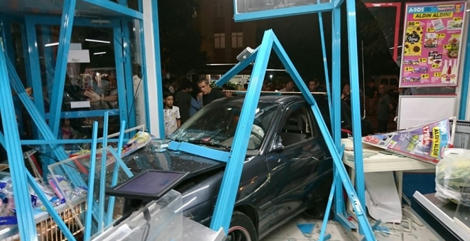 Otomobil markete daldı: 3 yaralı | Çorum haberleri