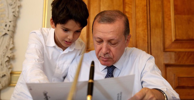 Cumhurbaşkanı Erdoğan iki fotoğrafın da hikayesini anlattı