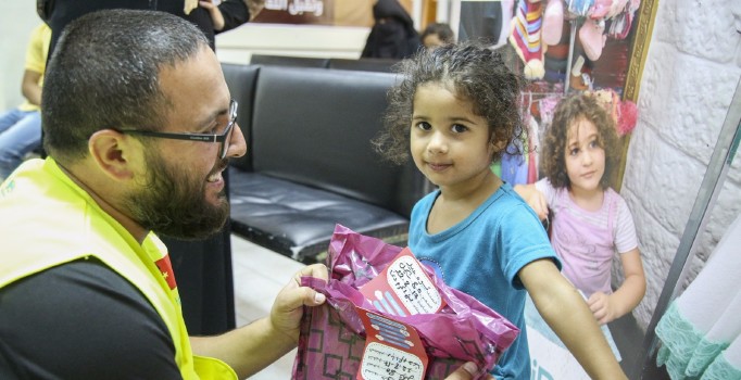 Kudüslü çocuklar bayramlıklarına kavuştu