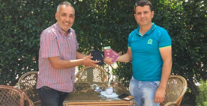 Tuvalette bulduğu içi para dolu çantayı sahibine verdi