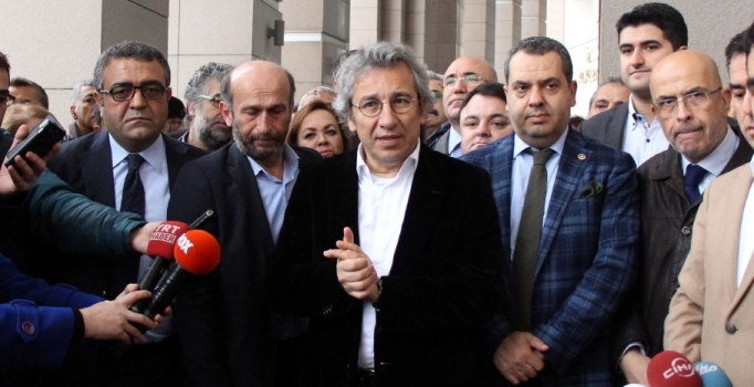 Can Dündar MİT TIR’ları ifadesi için adliyede