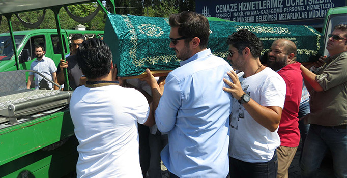Vatan Şaşmaz son yolculuğuna uğurlandı: Eşi acısını elini sıkarak bastırdı