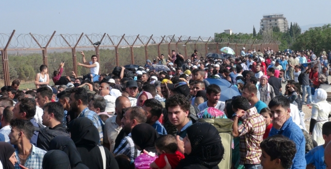 Sınırda Suriyeli yoğunluğu sürüyor: 50 bin kişi ülkesine gitti