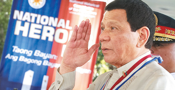 Duterte yeni emri ile kendini aştı: Gözaltında direnen olursa öldürün