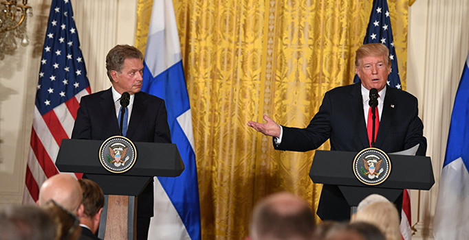 Trump, iki farklı gazeteciyi aynı kadın sandı