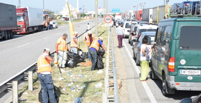 Avrupa'ya dönen Türkler'in bıraktığı çöpler toplandı
