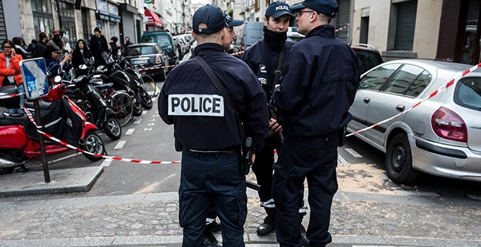 Fransa İnsan Hakları Bildirgesi’ni askıya alıyor