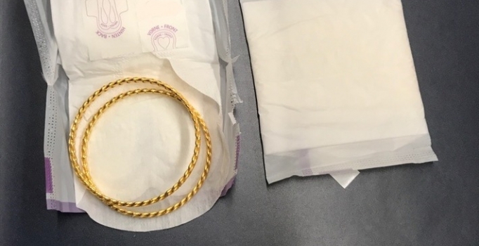 Almanya'ya kadın pedi içinde bilezik getirirken yakalandılar