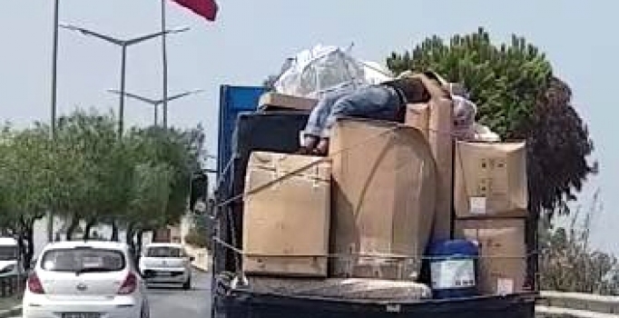 Kamyonet üzerinde ölümüne uyku | Adana haberleri