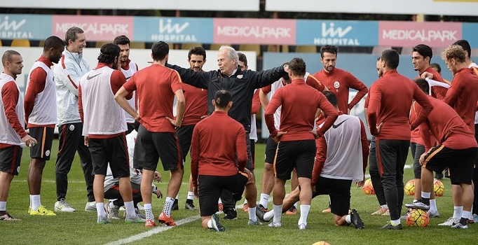 Podolski ile Hakan Balta sakatlanarak idmanı terk etti