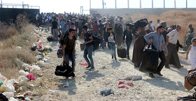Suriyelilerin sınırda son gün kalabalığı