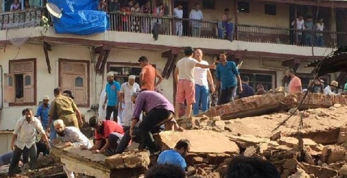 Hindistan'da çöken 5 katlı bina