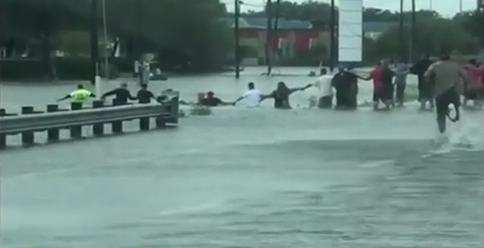 Hayat kurtaran insan zinciri