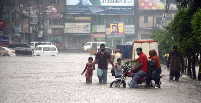 Pakistan'da muson yağmurları 11 can aldı