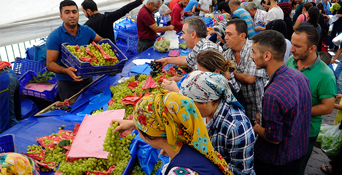 Bir iş adamı Beyoğlu'nda gıda ürünlerini bedava dağıttı