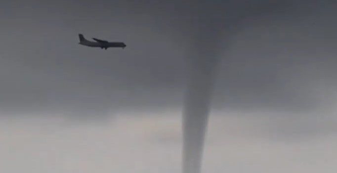 Son dakika! Madrid yakınlarında savaş uçağı düştü: 1 pilot öldü