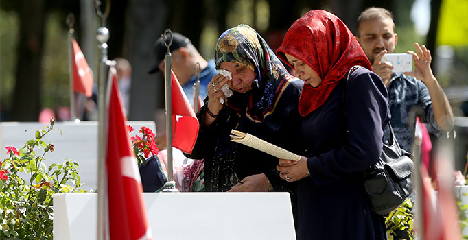 Kayseri ve Kırşehir'de şehitlikte hüzünlü bayram