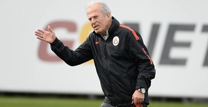 Galatasaray Teknik Direktörü Mustafa Denizli ilk 11'e alternatif arıyor