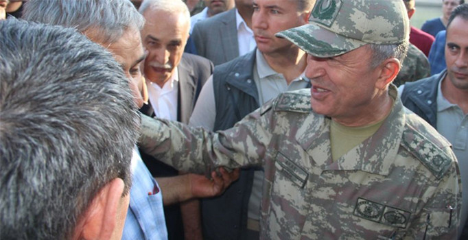 Hulusi Akar Şanlıurfa'da vatandaşların bayramını kutladı