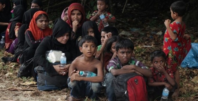 Arakanlı Müslümanların cansız bedenleri kıyıya vurdu