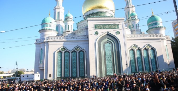 Moskova’da bayram namazında 100 bini aşkın Müslüman saf tuttu
