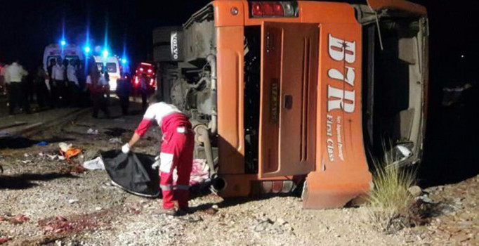İran'da öğrencileri taşıyan otobüs devrildi