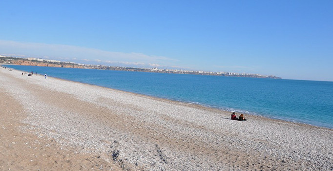 Tüm yaz tıklım tıklım olan plaj bomboş