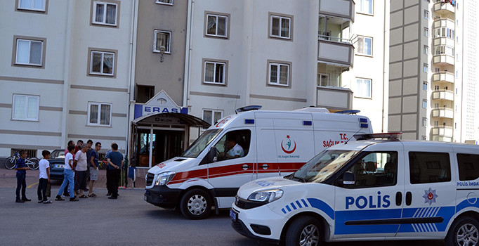 Genç kız eşarbıyla kendisini astı