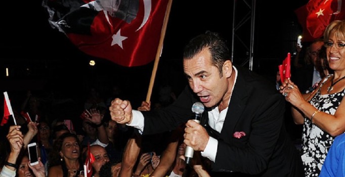 Ferhat Göçer sahnede gözyaşlarını tutamadı