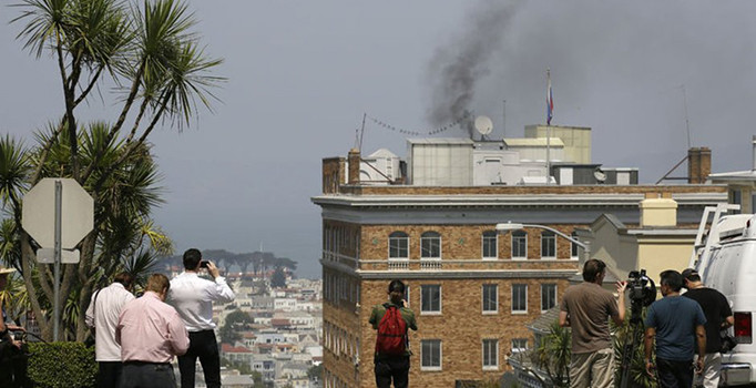 Rusya'nın San Francisco başkonsolosluğundan siyah dumanlar yükseldi
