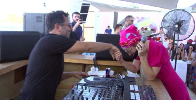 Şarkıcı Gülşen eşinin elini öptü, para istedi