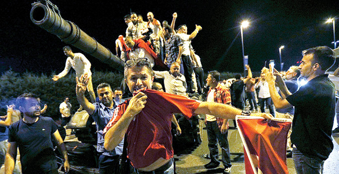 Kumpasta kurguladı darbede uyguladı