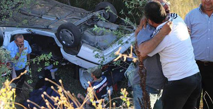 Son dakika! Otomobil şarampole devrildi: 5 ölü