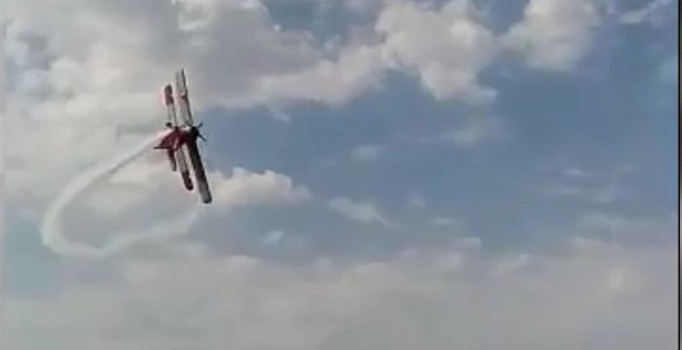 Rusya'da tören sırasında uçak düştü