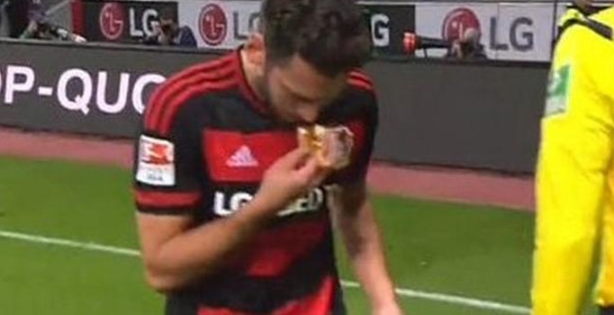 Hakan Çalhanoğlu Schalke maçında sahaya atılan ekmeği öpüp, kenara koydu