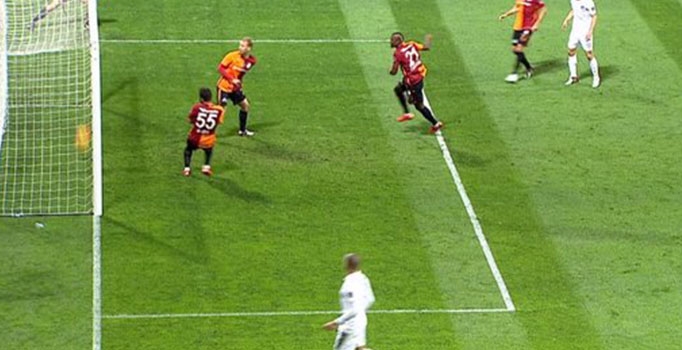 Galatasaray Kasımpaşa maçında tartışmalı pozisyon | Ryan Donk'un şutu çizgiyi geçti mi?