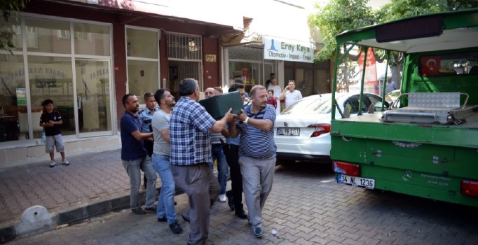 Eşi tarafından evde bıçaklanarak öldürüldü