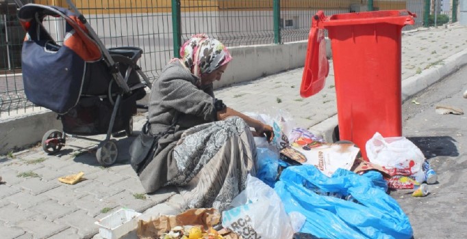 Çöplükten yiyecek toplayan kadına devletten düzenli yardım