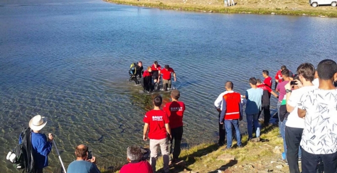 Boğulma tehlikesi geçiren çocuğu kurtarırken boğuldu