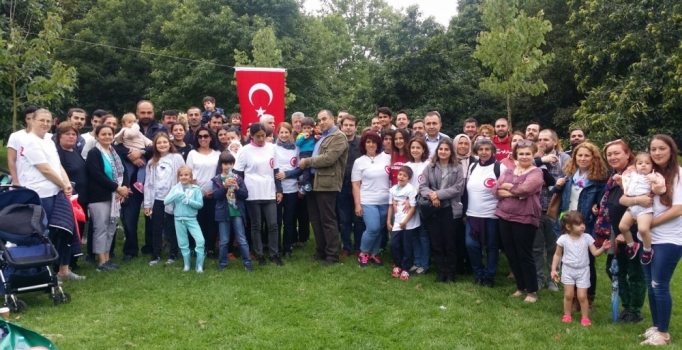 Londra'daki Türkler, Hyde Park'ta bayram kutladı