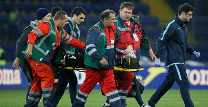 Serdar Aziz'in burnu kırıldı