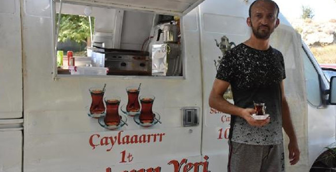 Çaycılık yapan FETÖ mağduru astsubay: Göğsümü gere gere beni FETÖ attı diyorum