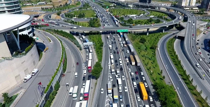 Trafik yoğunluğu bayramın dördüncü gününde de devam ediyor...İşte son durum!