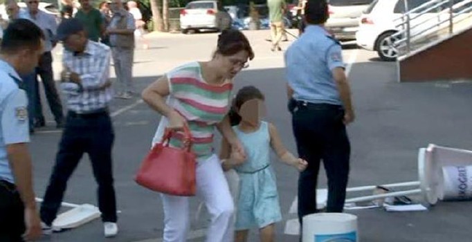 Okul bahçesinde servisçiler çatıştı: 3 yaralı