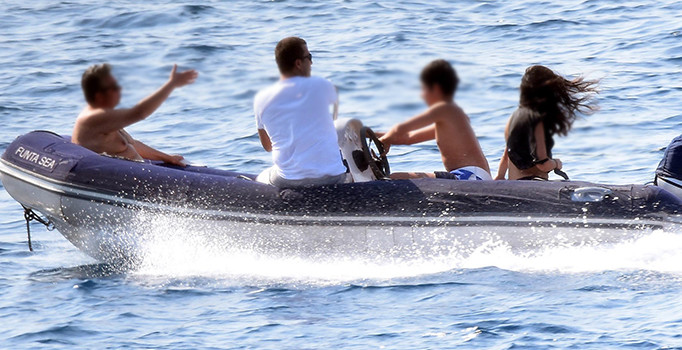 Bodrum koylarında hız teknesi kullanan çocuklar tehlike saçıyor