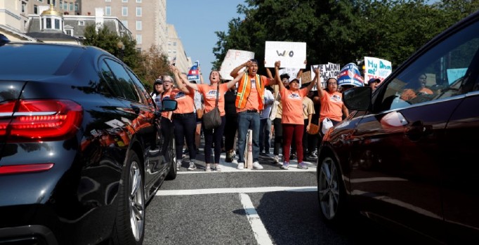 Binlerce kişi Trump'ın son kararını protesto etmek için sokaklarda