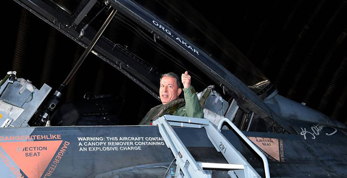 Orgeneral Akar F-16 ile uçtu