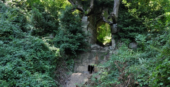 Tarihi köprüde 5 metrelik define kazısı