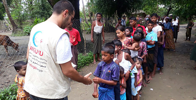 Arakanlı Müslümanları Katliam çukurunda öldürüp yakıyorlar